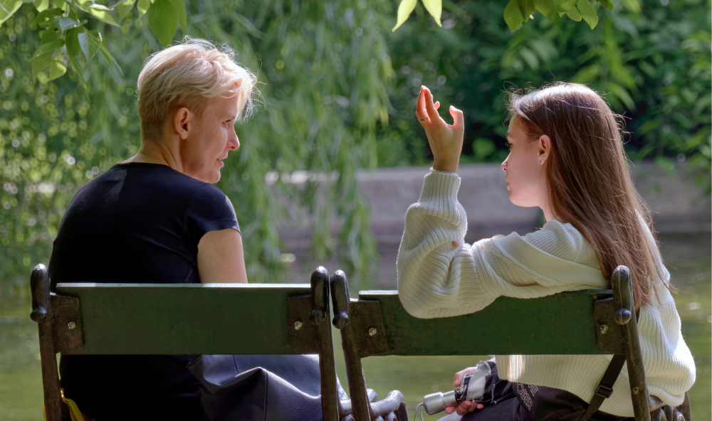 mother giving daughter advice (420 x 297 mm) (400 x 225 mm) (380 x 225 mm)
